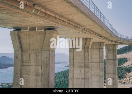 Autoroute sur la péninsule de Peljesac en construction Banque D'Images