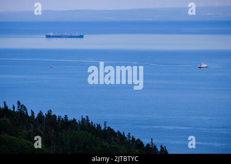 Cargo dans le fleuve Saint-Laurent, Québec, Canada, près de Tadoussac, Québec. Banque D'Images