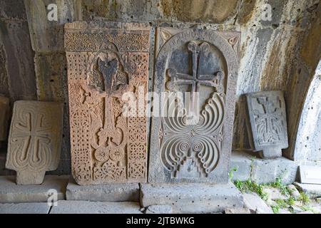 Pierres croisées arméniennes (khatchkar, khatchkars) dans le monastère chrétien de Haghpat Banque D'Images