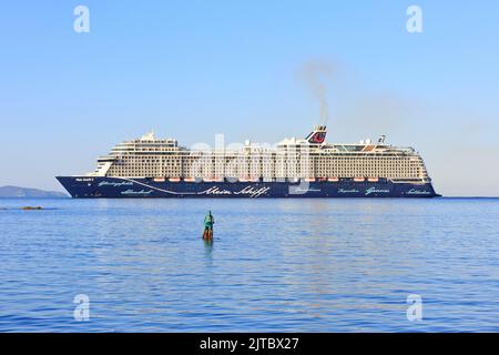 Le bateau de croisière Mein Schiff 2 (2019) de TUI Cruises, qui passe devant la statue de Gaia (2018) de Marc petit dans la baie d'Ajaccio (Corse-du-Sud), en France Banque D'Images