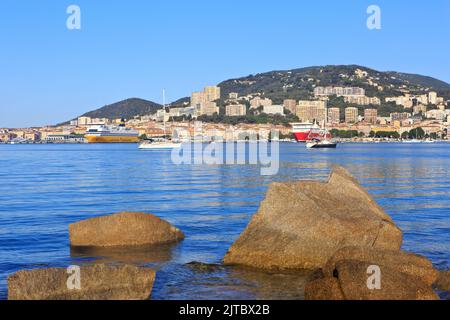 Le Paglia Orba (1994) de Corsica Linea et le MS Mega Smeralda (1985) de Corsica Ferries - Sardaigne Ferries à Ajaccio (Corse), France Banque D'Images