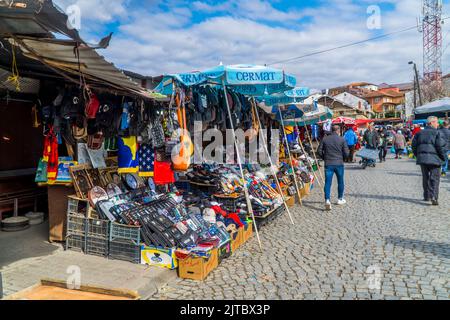 Une photographie de rue franche d'un marché local de Pristina avec des personnes marchant à proximité Banque D'Images