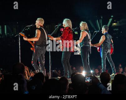 28 août 2022, San Diego, Californie, Etats-Unis : le groupe de rock Leppard se produit en concert au parc Petco pendant la visite du stade. De gauche sont Phil Collen, Joe Elliott, Rick Savage et Vivian Campbell. (Image de crédit : © K.C. Fil de presse Alfred/ZUMA) Banque D'Images