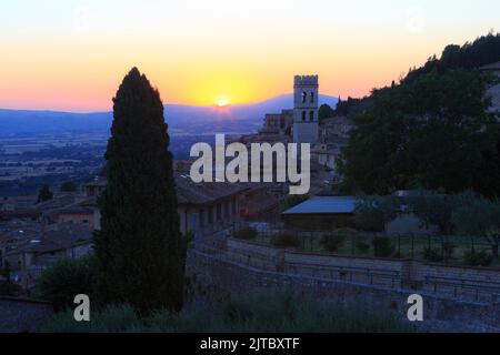 Coucher de soleil sur la Torre del Popolo médiévale et d'autres bâtiments et églises intéressants à Assise (province de Pérouse), Ombrie, Italie Banque D'Images