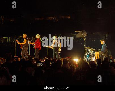 28 août 2022, San Diego, Californie, Etats-Unis : le groupe de rock Leppard se produit en concert au parc Petco pendant la visite du stade. De gauche sont Phil Collen, Joe Elliott, Rick Savage, Vivian Campbell, Rick Savage, Et le batteur Rick Allen. (Image de crédit : © K.C. Fil de presse Alfred/ZUMA) Banque D'Images