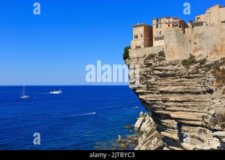 La citadelle de Bonifacio, située sur une falaise, perchée au-dessus de la mer Méditerranée à Bonifacio (Corse-du-Sud), sur l'île de Corse, en France Banque D'Images