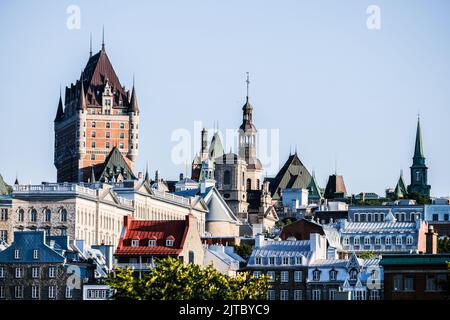 L'hôtel Château Frontenac, à gauche, se jette dans l'horizon de Québec, Québec, Canada, vu de la marina de Québec sur le fleuve Saint-Laurent. Banque D'Images