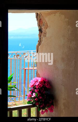 Chambre avec vue sur le détroit de Bonifacio depuis Bonifacio (Corse-du-Sud), France Banque D'Images