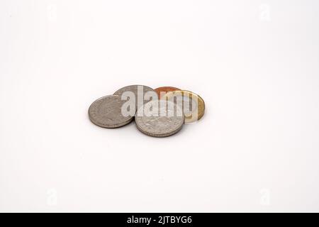 gros plan détaillé de la monnaie en livre sterling, avec dix pièces de clôture, une pièce en livre et une partie d'une pièce d'un penny au spectacle Banque D'Images