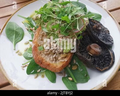 Repas à base de plantes de purée d'avocats sur levain avec champignons Banque D'Images