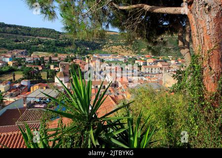 Vue panoramique sur le vieux pont et le campanile de la cathédrale de Bosa (province d'Oristano) sur l'île de Sardaigne, Italie Banque D'Images