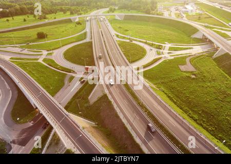 Vue aérienne des voitures roulant à l'intersection ronde dans la ville, infrastructure de rond-point de transport, jonction de route à Wroclaw, Pologne Banque D'Images