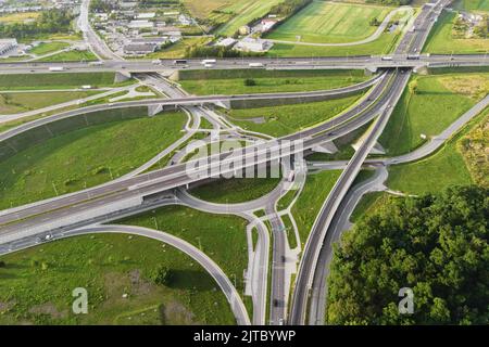 Vue aérienne des voitures roulant à l'intersection ronde dans la ville, infrastructure de rond-point de transport, jonction de route à Wroclaw, Pologne Banque D'Images