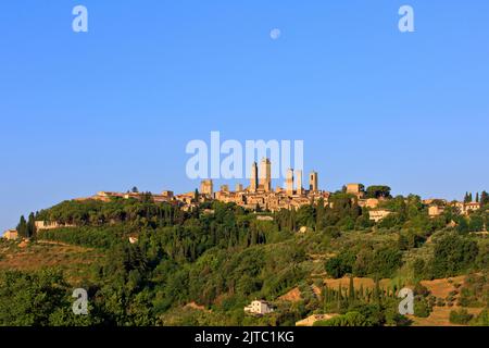 La ville médiévale fortifiée de San Gimignano (province de Sienne) en Toscane, Italie, peu après le lever du soleil Banque D'Images