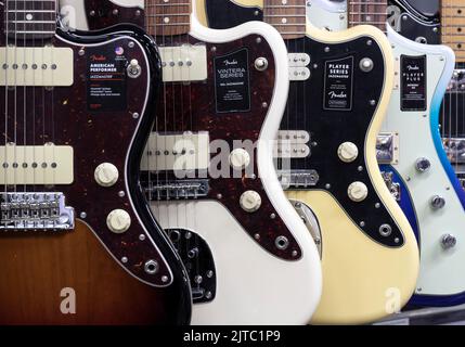 Muncie - Circa août 2022: Fender Jazzmaster guitare à un magasin de musique. Les guitares jazzmaster sont associées à la musique Grunge et Surf. Banque D'Images
