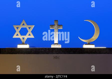 L'étoile de David (Judaïsme), la Croix (Christianisme) et le Croissant (Islam) sur le toit de la Cappella Nuova (Nouvelle Chapelle) à Saint-Marin Banque D'Images