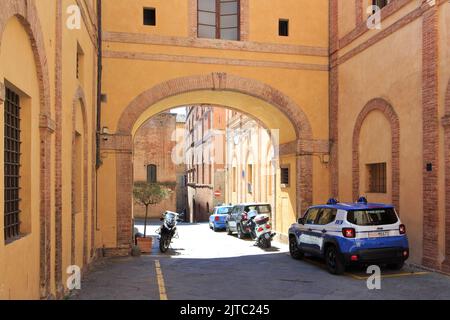 Plusieurs voitures et scooters de la police d'État (polizia di stato) garés devant le poste de police près de la cathédrale de Sienne à Sienne (Toscane), en Italie Banque D'Images