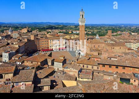 Vue panoramique sur une belle journée d'été à travers le 14th-siècle Palazzo Pubblico (hôtel de ville) à Sienne (Toscane), Italie Banque D'Images