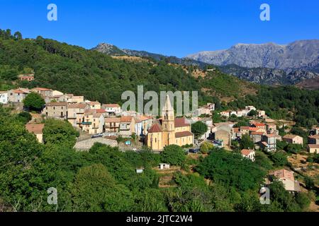 Une vue panoramique sur le village pittoresque de Vivario (haute-Corse) dans le massif du Monte Rotondo, sur l'île de Corse, en France Banque D'Images