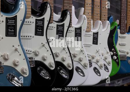 Muncie - Circa août 2022: Fender Stratocaster guitare exposition dans un magasin de musique. Les strates sont mondialement connues pour leur son propre et original. Banque D'Images