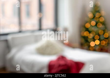 lit flou dans la chambre à la maison confortable à noël Banque D'Images