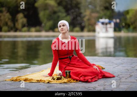 Portrait d'une jeune femme dans une robe de lin rouge du Moyen Age, 14 - 15th siècle Banque D'Images