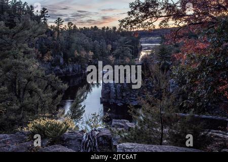 Angle Rock et les Dalles de la rue La rivière Croix traverse le parc régional Interstate à St. Croix Falls, Wisconsin et Taylors Falls, Minnesota, États-Unis, Banque D'Images