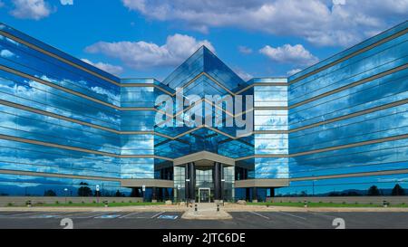 Bâtiment moderne de bureau réfléchissant bleu verre (Briargate Office Center) à Colorado Springs, Colorado Banque D'Images