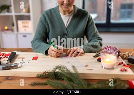 femme avec numéro de dessin de gabarit et de marqueur Banque D'Images