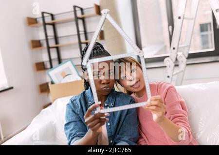 femmes avec règle en forme de visage de fabrication de maison Banque D'Images