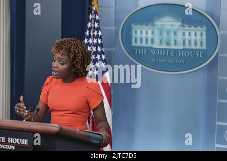 Washington, États-Unis. 29th août 2022. Karine Jean-Pierre, Attachée de presse de la Maison Blanche, prend la parole au cours d'une conférence de presse quotidienne dans la salle d'information de presse de James S. Brady, à la Maison Blanche à Washington, DC, sur 29 août 2022. Photo d'Oliver Contreras/UPI crédit: UPI/Alay Live News Banque D'Images