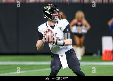 Atlanta, Géorgie, États-Unis. 27th août 2022. Quarterback E.J. de Jacksonville Jaguars Perry (4) cherche à lancer le ballon pendant le match de pré-saison contre les Jacksonville Jaguars au stade Mercedes-Benz. (Image de crédit : © Debby Wong/ZUMA Press Wire) Banque D'Images