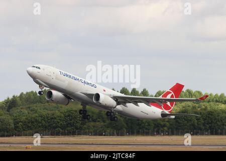 Turkish Cargo, Airbus A330, TC-JDR, au départ de l'aéroport Stansted de Londres. Essex, Royaume-Uni Banque D'Images