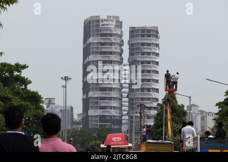 Noida, Uttar Pradesh, Inde, 28 août 2022 - Supertech Twin Towers, 35 étage illégalement construit haute résolution lié à des explosifs prêts pour la démolition Banque D'Images