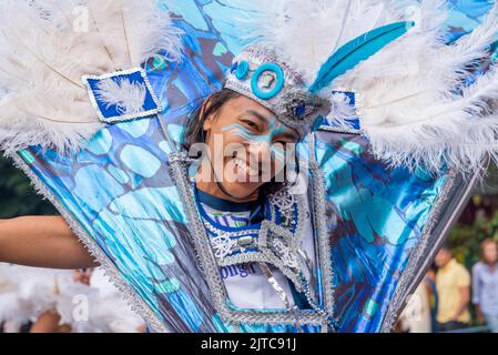 Homme en costume élaboré au Notting Hill Carnival Grand Parade, le lundi 2022 août des fêtes de banque à Londres, Royaume-Uni. Plumes bleues et blanches Banque D'Images