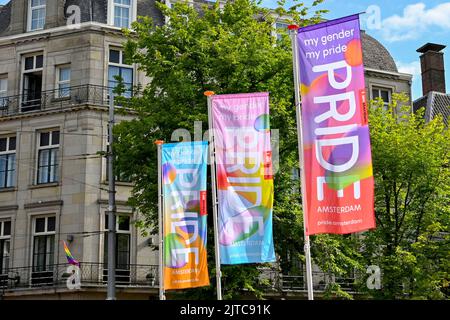 Amsterdam, pays-Bas - août 2022 : bannières colorées dans les rues d'Amsterdam pour le défilé annuel de la gay Pride. Personne. Banque D'Images