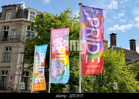 Amsterdam, pays-Bas - août 2022 : bannières colorées dans les rues d'Amsterdam pour le défilé annuel de la gay Pride. Personne. Banque D'Images