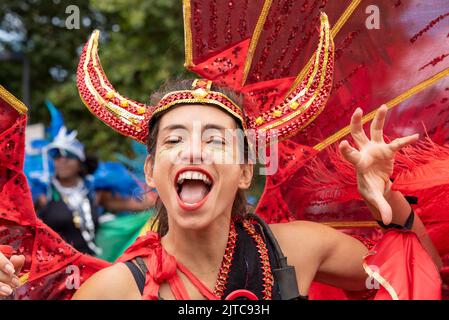 Femme en costume élaboré avec cornes au Notting Hill Carnival Grand Parade, le lundi 2022 août des fêtes de banque à Londres, Royaume-Uni. Banque D'Images