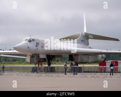 KUBINKA, RUSSIE - 25 AOÛT 2020 : Forum militaire-technique international ARMÉE-2020 à la base aérienne de Kubinka. Tu-22 est un gros turbopropulseur à quatre moteurs Banque D'Images