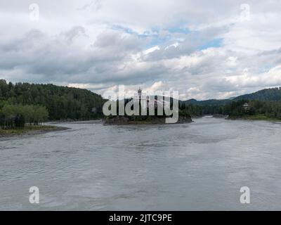 LA RÉPUBLIQUE ALTAÏ, RUSSIE - 20 MAI 2021: L'hôtel Crown Altai est situé sur une île au milieu de la rivière Katun. République de l'Altaï, Russie. Banque D'Images