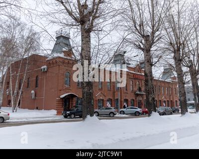 BARNAUL - DÉCEMBRE 19 Store Monument rouge de l'architecture du début du XX centuryon Desember 19, 2019 à Barnaul, Russie. Banque D'Images