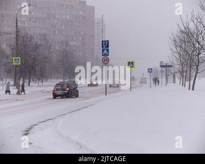 Moscou - 10 janvier : circulation sur la route lors d'une chute de neige le 10 janvier 2018 à Moscou, Russie. Banque D'Images