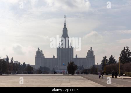 MOSCOU, RUSSIE - 22 juillet 2021: Université d'Etat de Moscou (MSU) avec une grande flèche au ciel. Banque D'Images