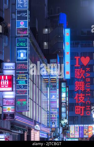 Tokyo, Shinjuku, Japon - 18 juillet 2019 : zone de vie nocturne avec de nombreux lieux de divertissement et des lumières au néon. Banque D'Images