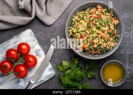 Photographie alimentaire de la salade tabouleh, bulgur, persil, menthe, tomate Banque D'Images