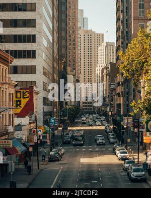Vue sur Kearny Street dans Chinatown, San Francisco, Californie Banque D'Images