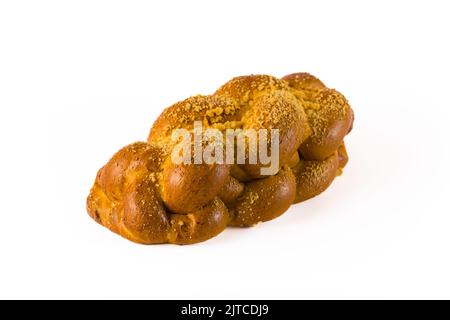 Pain à la challah juif tressé et savoureux avec beaucoup de garniture en crumble de couleur dorée. Isolé sur fond blanc tourné en studio. Un seul produit de cuisson. Photo de haute qualité Banque D'Images