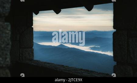 Une vue panoramique sur le Mont Buffalo est visible depuis la fenêtre d'un bâtiment en briques en Australie Banque D'Images