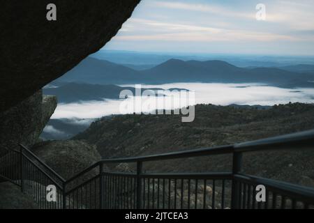 Une vue panoramique sur le Mont Buffalo est vue depuis le sommet d'une montagne en Australie Banque D'Images