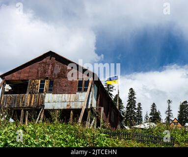 Anciennes maisons de la station balnéaire de Bakhmaro dans la région géorgienne de Guria Banque D'Images